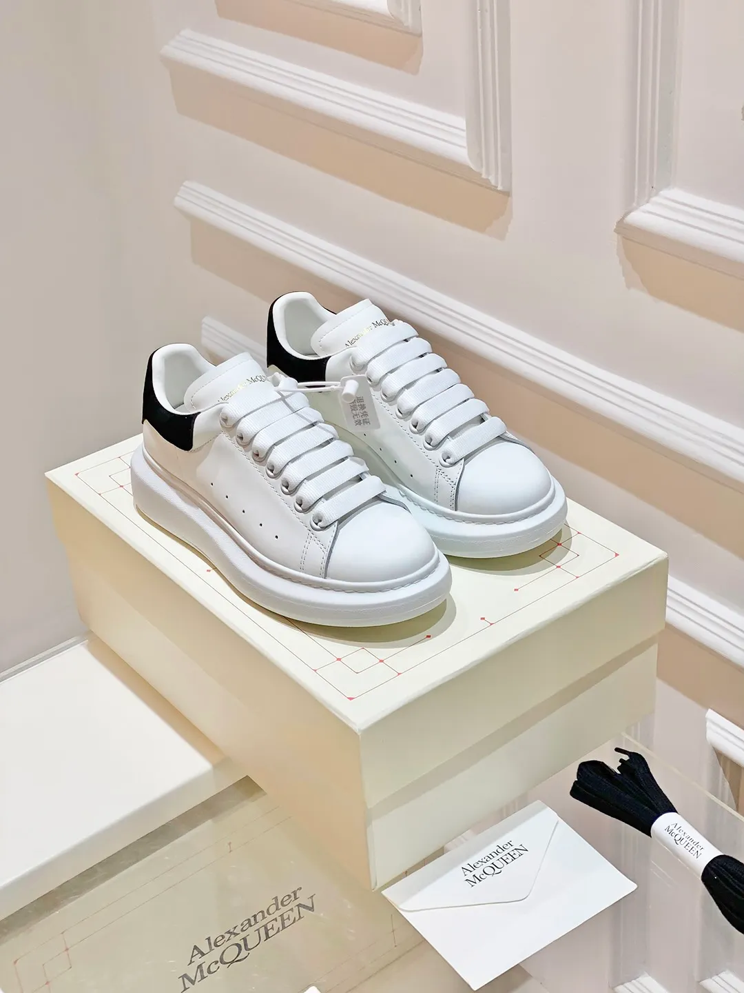👟👟Ex-factory price 560👟👟 𝐀𝐥𝐞𝐱𝐚𝐧𝐝𝐞𝐫 𝐌𝐜𝐐𝐮𝐞𝐞𝐧A must-have for going out ~ full of confidence. McQueen white shoes are versatile and can instantly elongate your proportions. The long legs that fill the screen make you confident, sweet and cool, and can be controlled by both male and female gods, making you look better as you wear them. ⭐Shoe upper material: first-layer cowhide ⭐Shoe lining material: sheepskin ⭐Available sizes: 35-40, male 39-45 (female 40, male 45 customized)